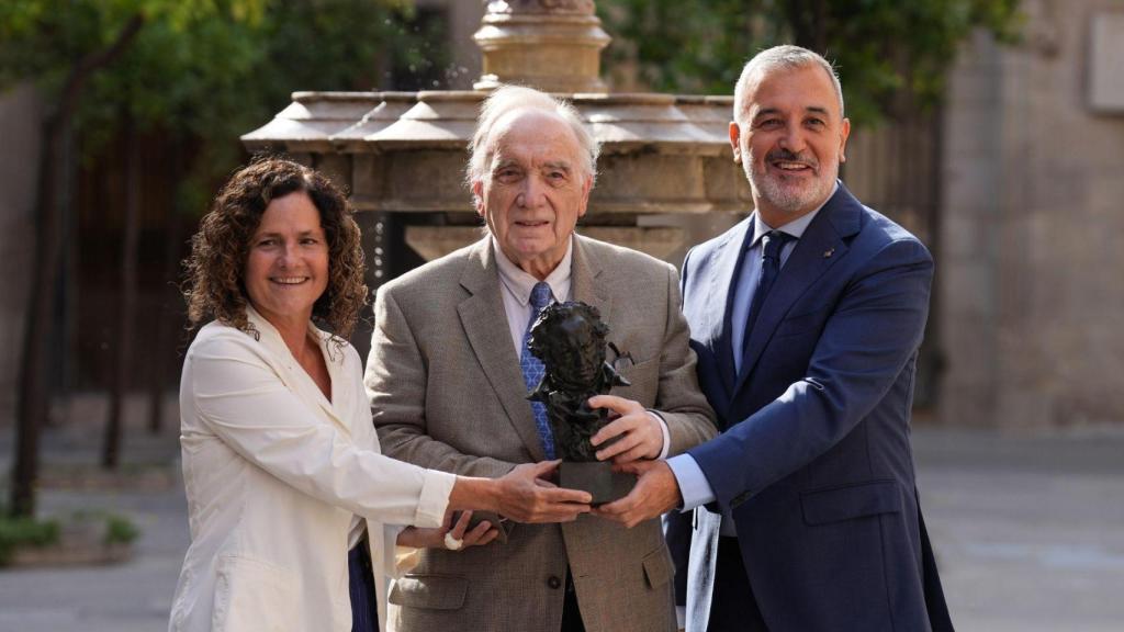 La consellera de Cultura, Sònia Hernández (i), el presidente de la Academia de Cine, Fernando Méndez-Leite (c) y el alcade de Barcelona, Jaume Collboni (d)