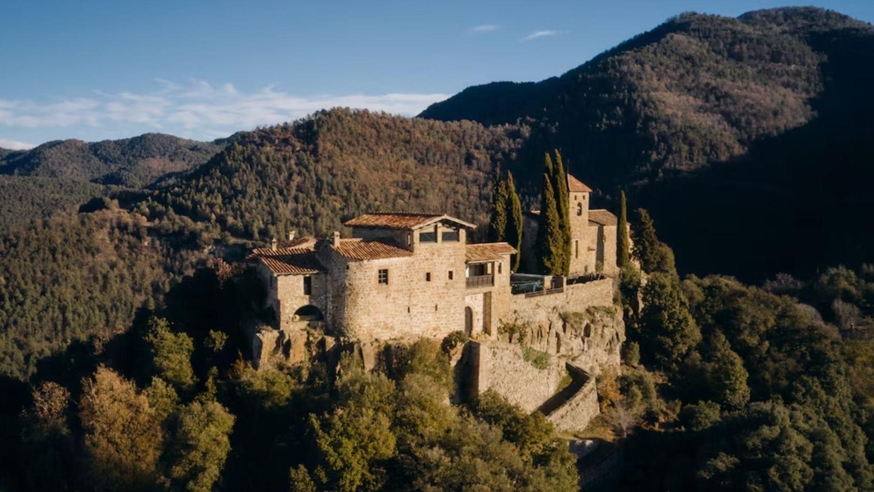 No es Cardona: el castillo del siglo X declarado Bien de Interés Cultural donde puedes quedarte a dormir