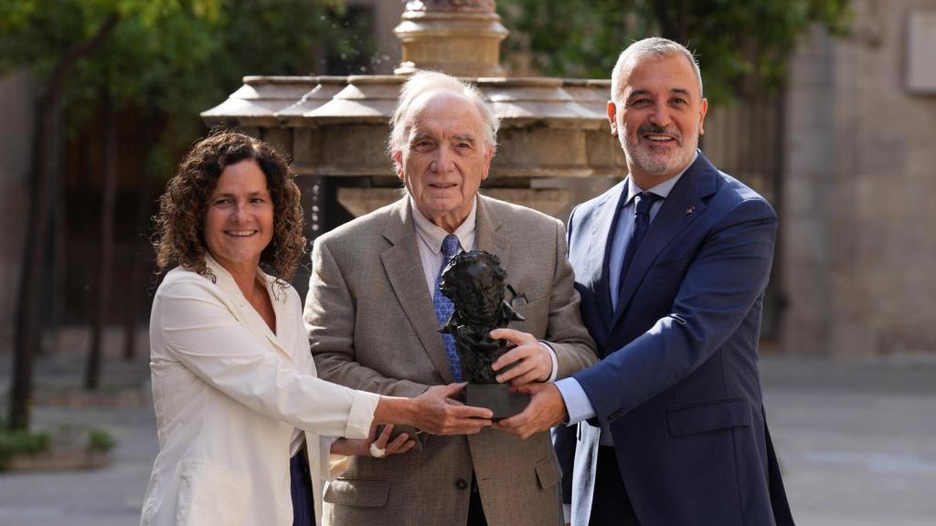 El alcalde de Barcelona, Jaume Collboni, acompañado por la consellera de Cultura, Sònia Hernández y el Presidente de la Academia del Cine, Fernando Méndez-Leite en el acto de presentación de los Goya 2026