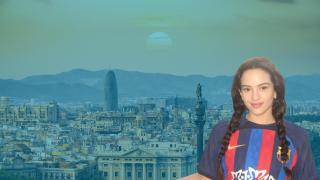 Fotomontaje de Rosalía sobre un fondo de Barcelona