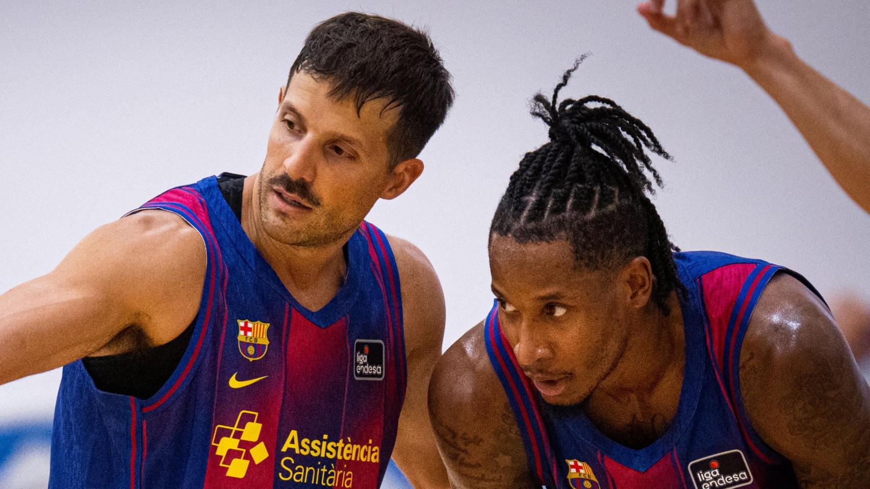Nico Laprovittola da indicaciones a Will Clyburn en el Barça de basket