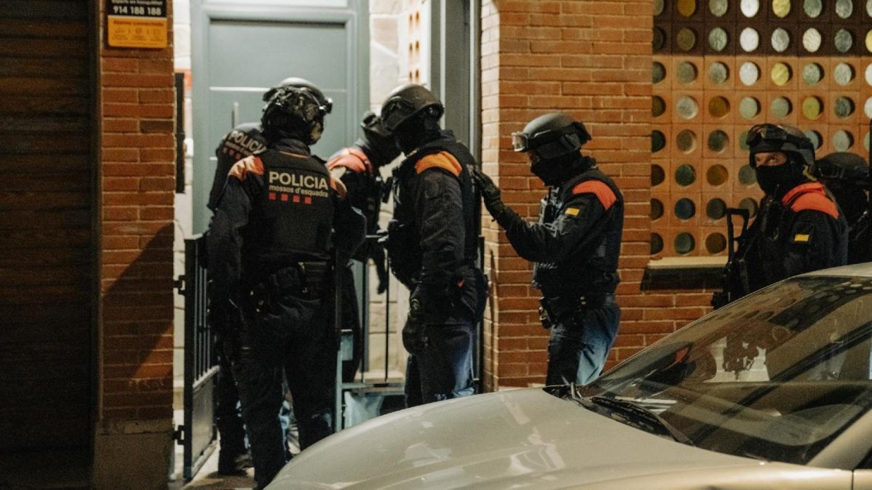 Los Mossos durante la operación contra el grupo afincado en Mataró