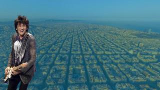 Ronnie Wood, guitarrista de los Rolling Stones sobre un fondo de Barcelona