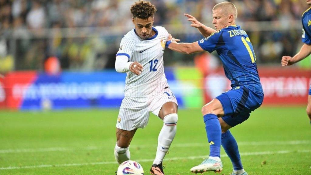 Desiré Doué conduce el balón en partido entre Francia y Ucrania