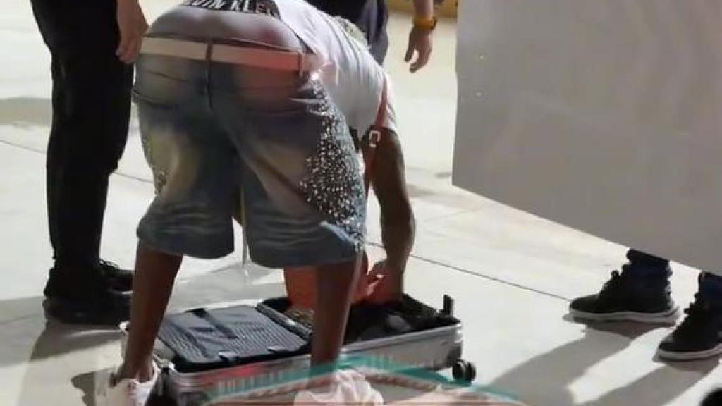 Lamine Yamal busca el pasaporte en su maleta tras el partido entre Turquía y España