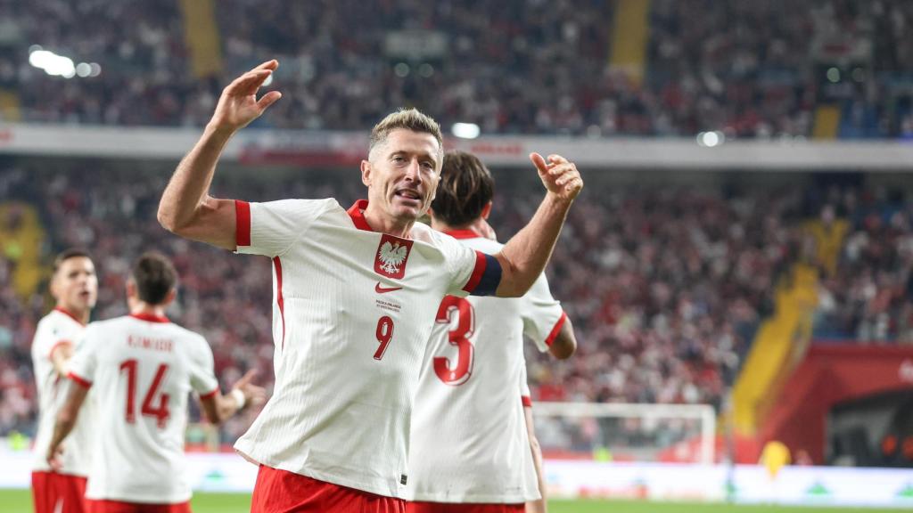 Robert Lewandowski celebra su primer gol de la temporada 2025-26 con Polonia