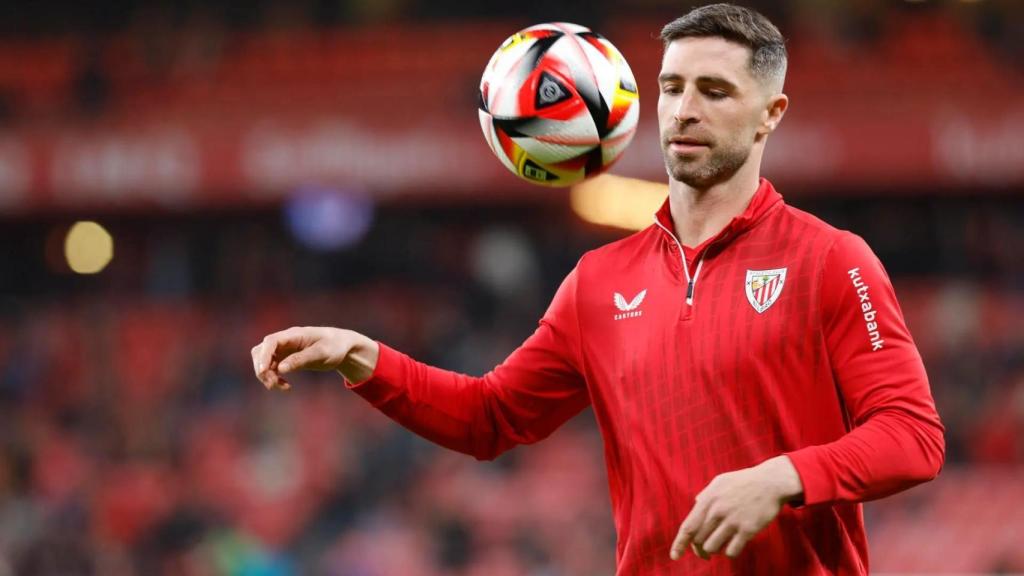 Yeray Álvarez en un calentamiento con el Athletic Club