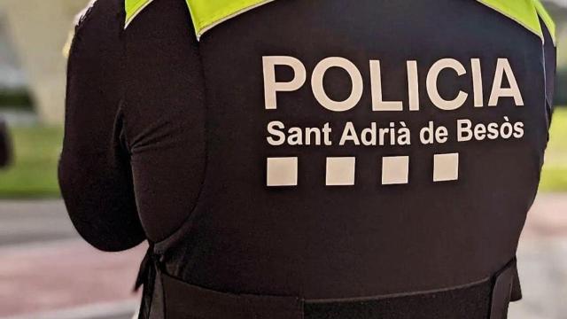 Uno de los agentes de la Policía Local de Sant Adrià