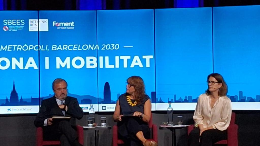 El presidente del RACC, Josep Mateu y la regidora de Movilidad, Laia Bonet, junto a la periodista Glòria Marín