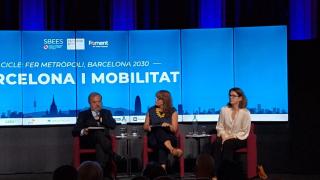 El presidente del RACC, Josep Mateu y la regidora de Movilidad, Laia Bonet, junto a la periodista Glòria Marín