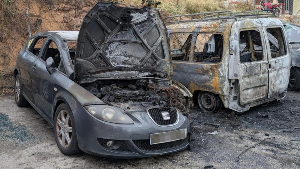 Uno de los coches afectados por los incendios de esta noche 8 de agosto en Badalona