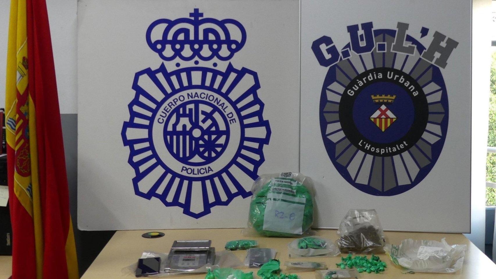 Material aprehendido tras la desarticulación de una red dedicada al tráfico de drogas en L'Hospitalet de Llobregat