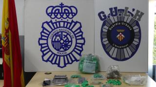 Material aprehendido tras la desarticulación de una red dedicada al tráfico de drogas en L'Hospitalet de Llobregat