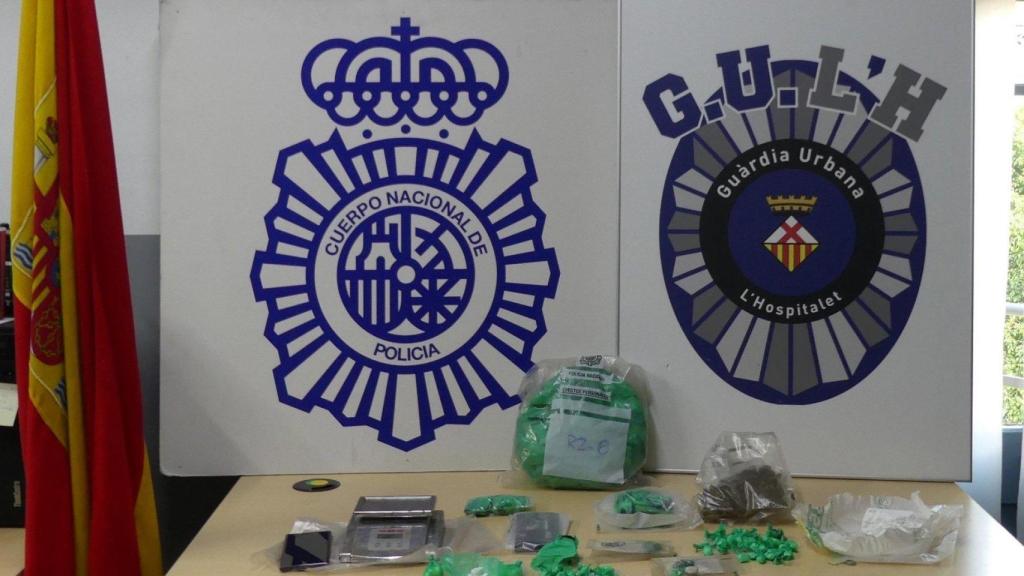 Material aprehendido tras la desarticulación de una red dedicada al tráfico de drogas en L'Hospitalet de Llobregat