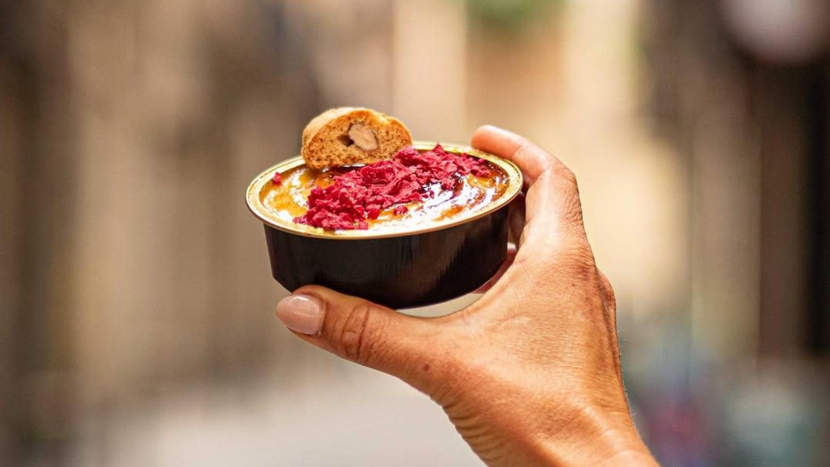 Crema catalana con frambuesas deshidratadas