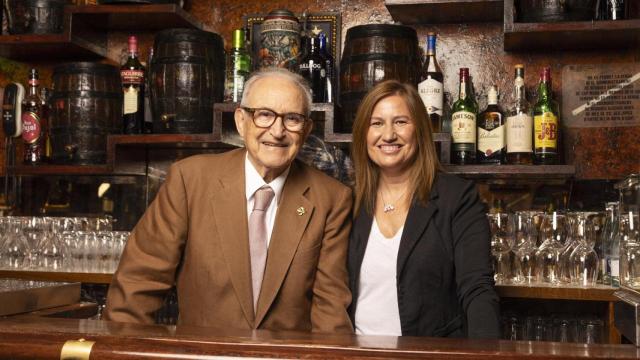 La presidenta del Gremi, Núria Solà, y el presidente de honor, Isidre Gironès
