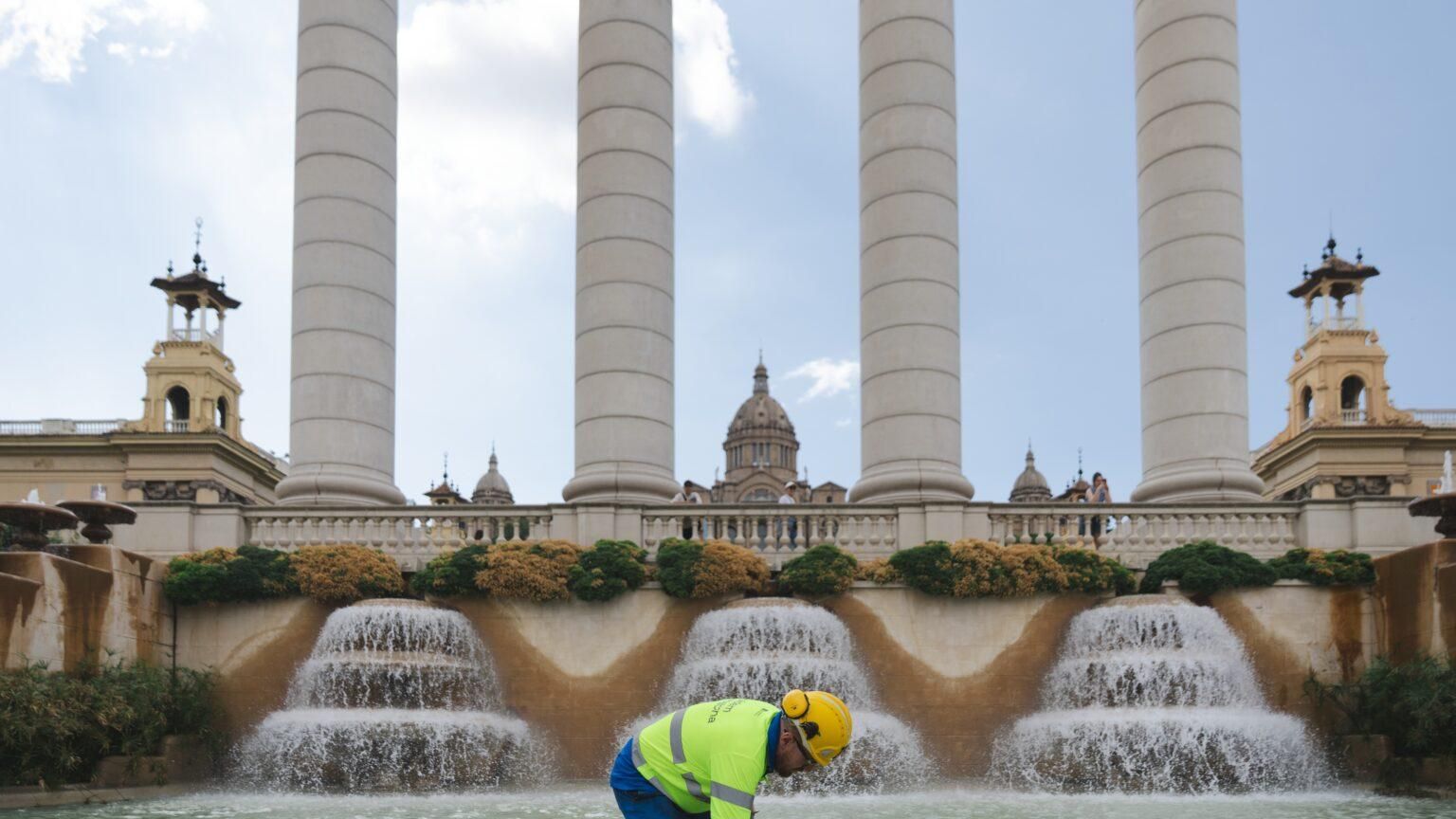 Un trabajador realizando el mantenimiento de la Font Màgica