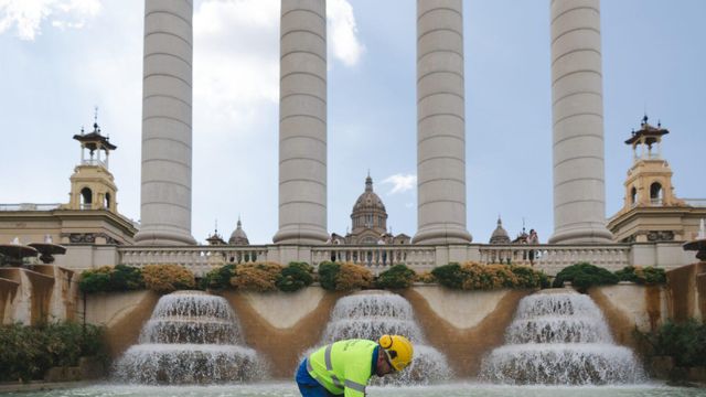 Un trabajador realizando el mantenimiento de la Font Màgica