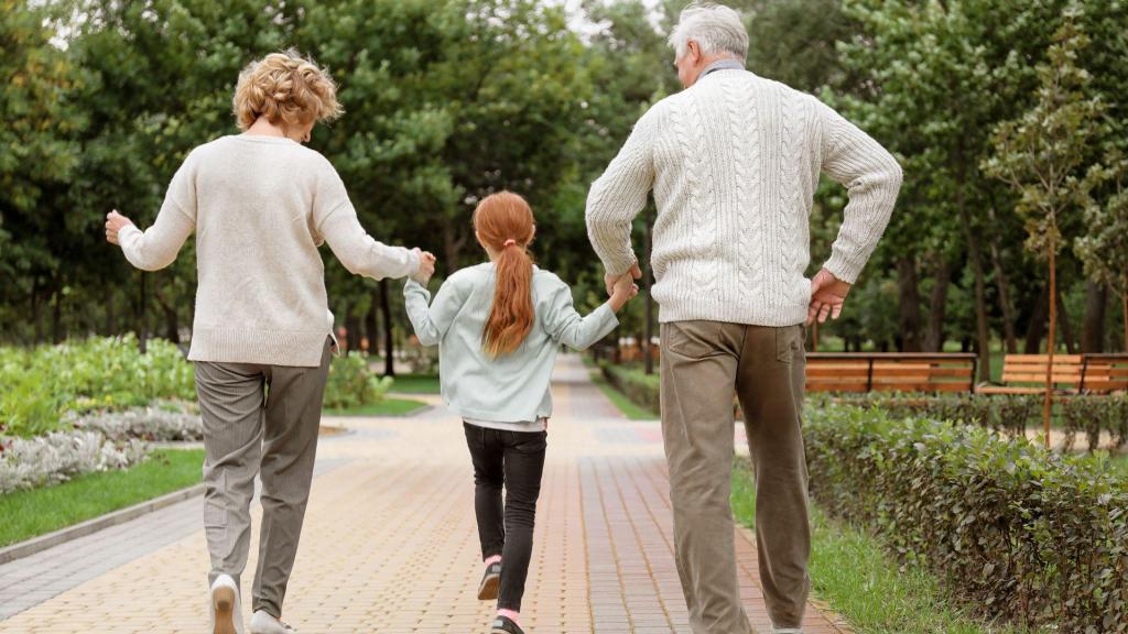 Imagen de archivo de unos abuelos con su nieta