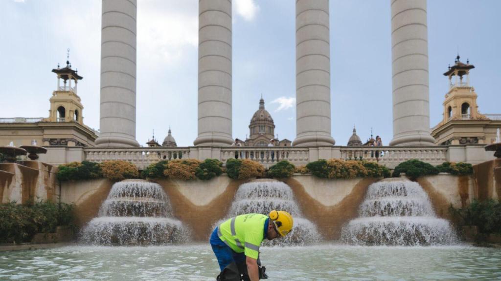Un trabajador realizando el mantenimiento de la Font Màgica