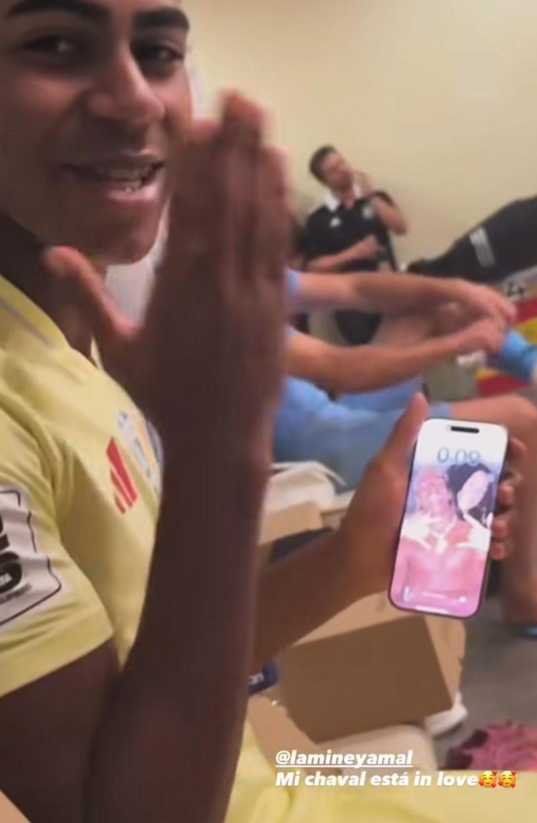 Lamine Yamal muestra su fondo de pantalla a Nico Williams