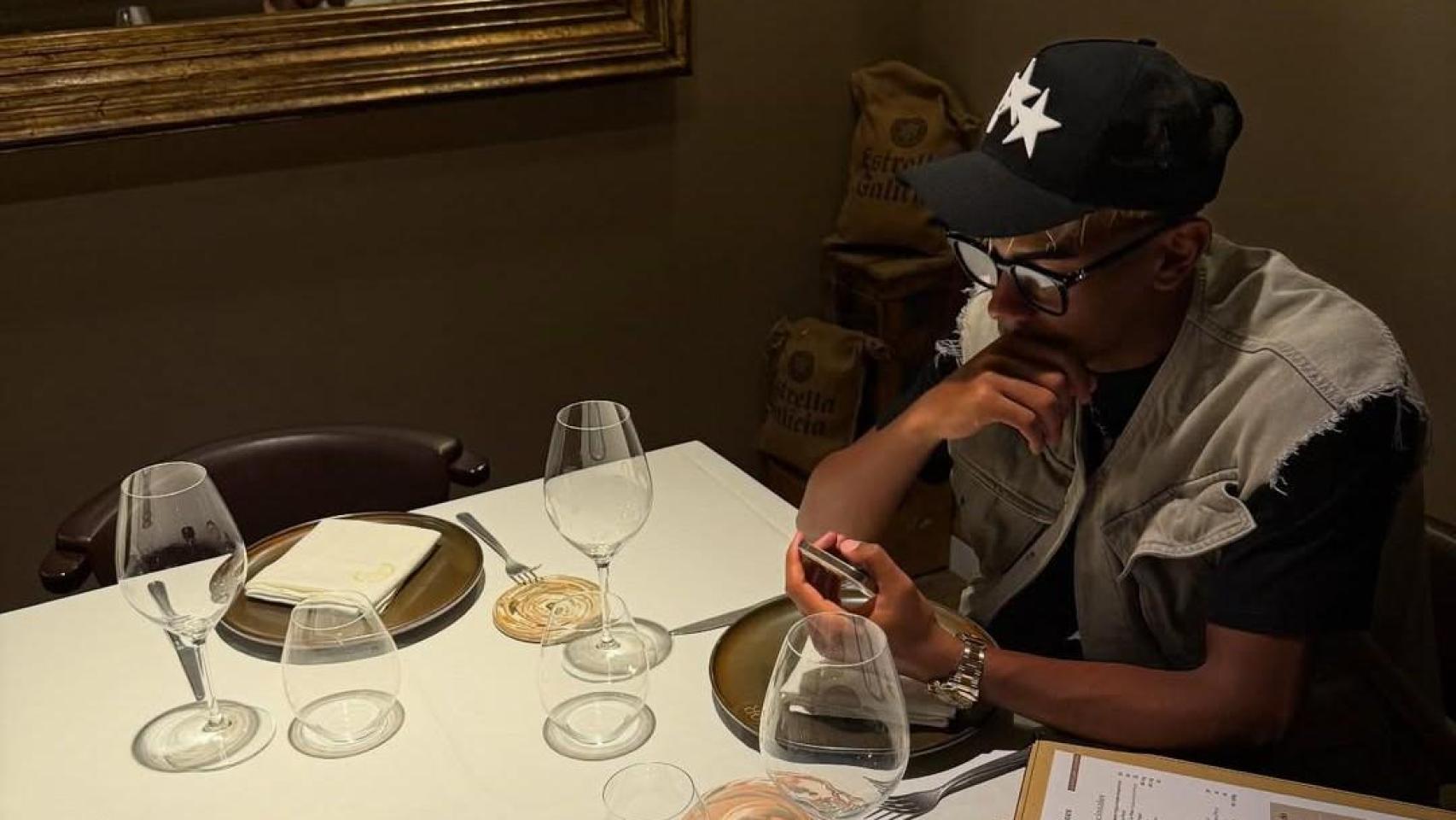 Lamine Yamal mirando su móvil