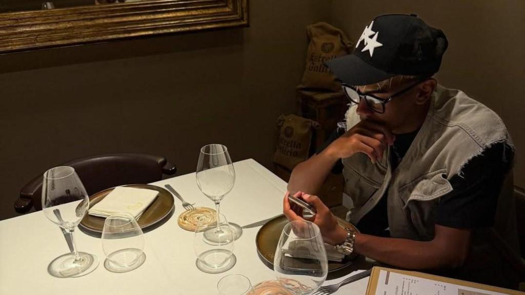 Lamine Yamal mirando su móvil