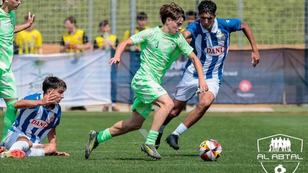 Iu Martínez, canterano del Barça, jugando contra el Espanyol