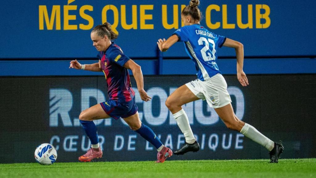 Ewa Pajor desborda a una jugadora durante el Barça Femenino-Alhama de Liga F
