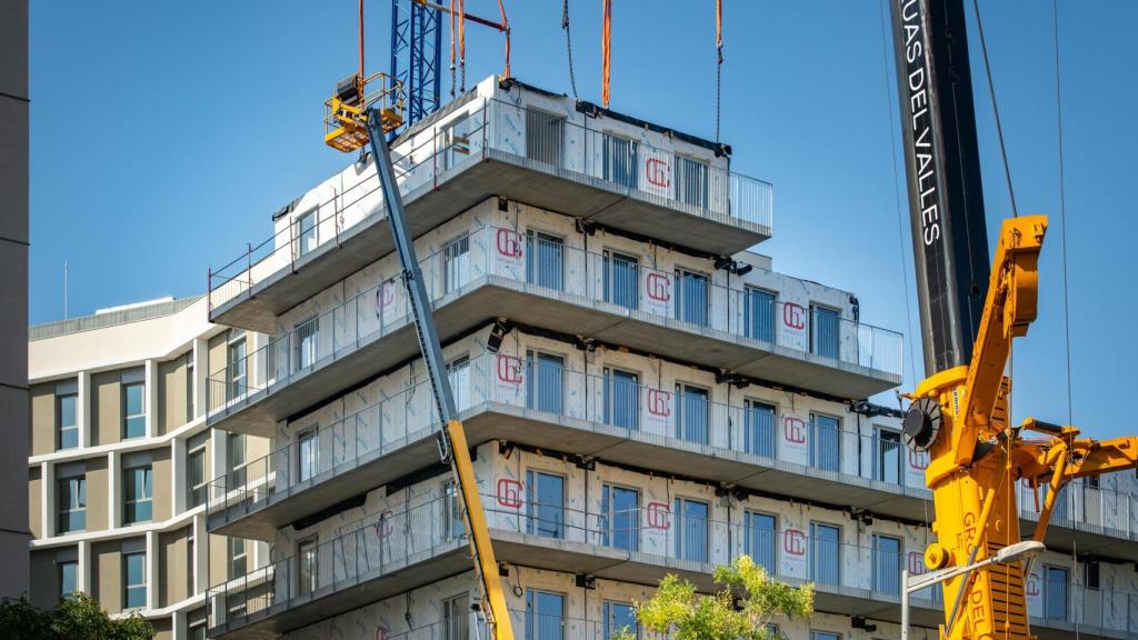 Antiguos ‘pisos contenedor’ de la avenida Carrilet de Barcelona reconvertidos en viviendas industrializadas