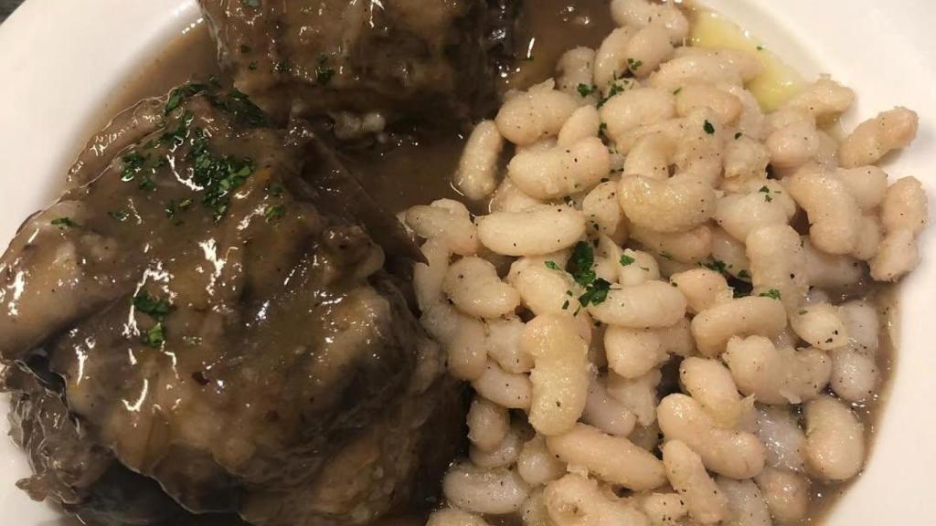 Cola de ternera estofada con judías blancas de Fonda Sala