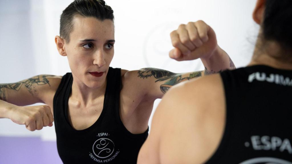 Sonja, de Espai Defensa Personal, durant la entrevista amb Metròpoli