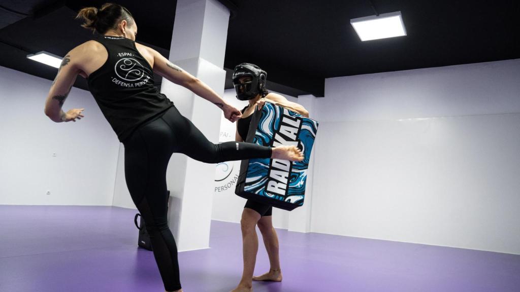 Sonja, de Espai Defensa Personal, durant la entrevista amb Metròpoli