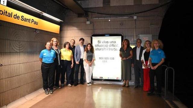 El metro de Barcelona instala carteles para prevenir el suicidio