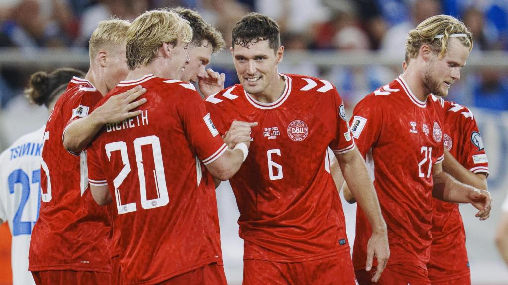 Andreas Christensen celebra un gol de Dinamarca en un partido de clasificación para el Mundial contra Grecia