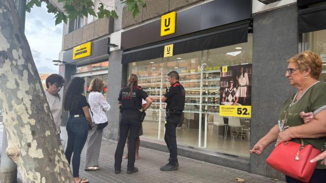 Los Mossos d'Esquadra con un hombre que se desnuda y se masturba delante de niños en Zona Franca