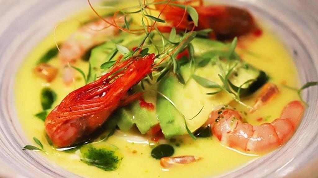 Ceviche de camarón rojo con aguacate y maíz servido