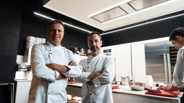 Oriol Castro (izquierda) y Eduard Xatruch (derecha), chefs del restaurante Disfrutar