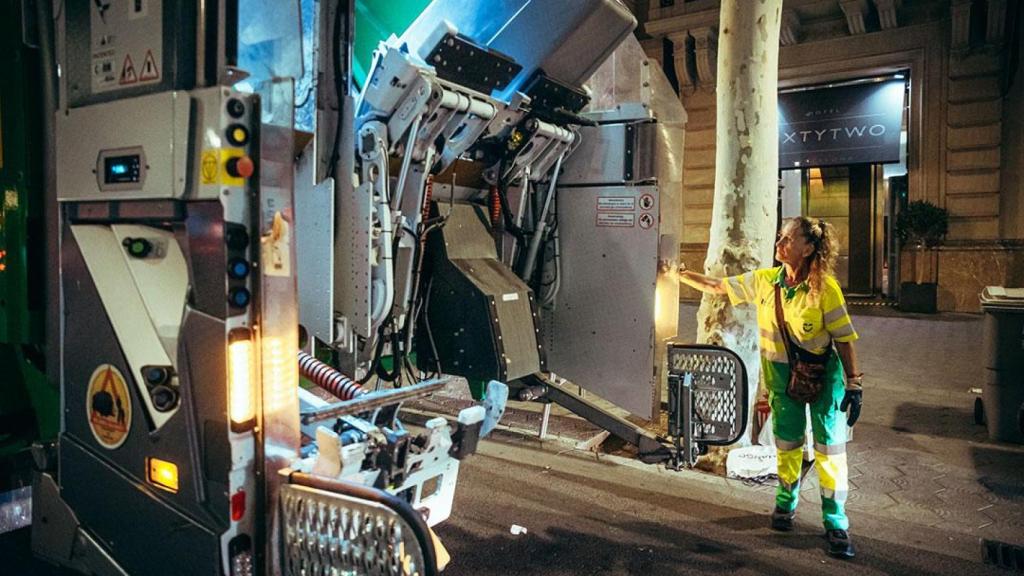 Imagen de archivo de recogida de una mujer trabajando en la limpieza de Barcelona
