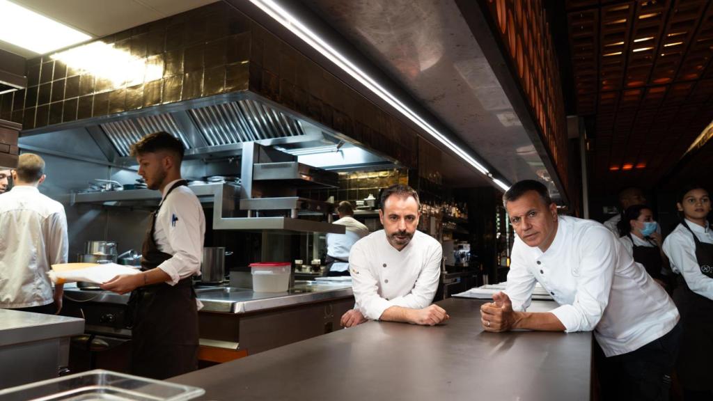 Eduard Xatruch (izquierda) y Oriol Castro (derecha), chefs del restaurante Disfrutar