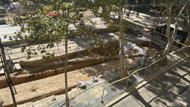 Muralla medieval descubierta por las obras de la Rambla