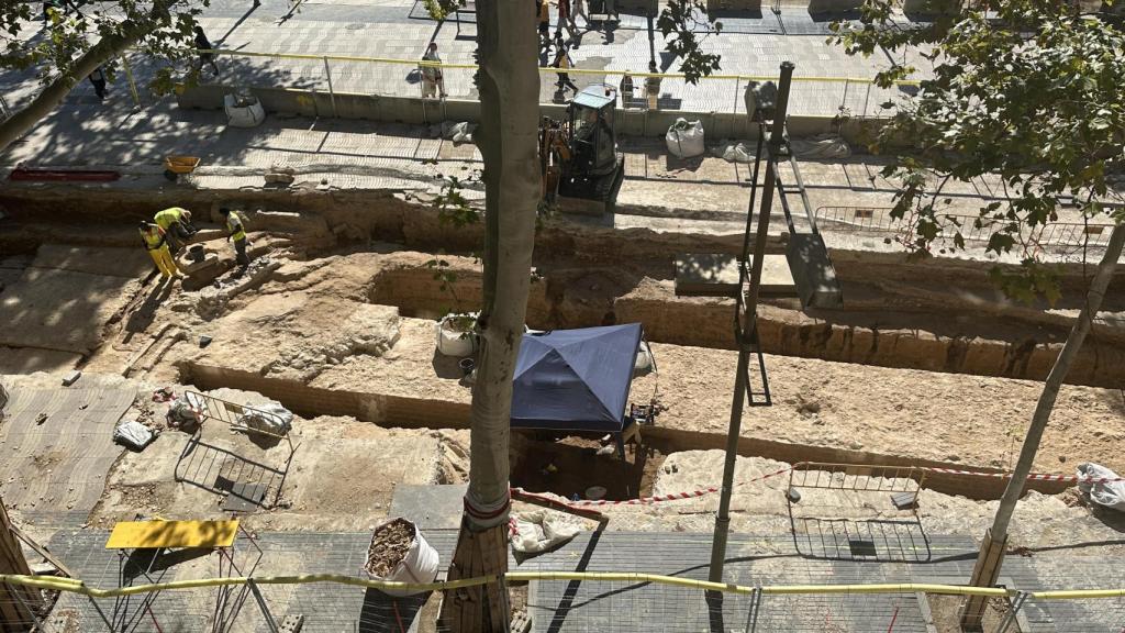Muralla medieval descoberta per les obres de la Rambla