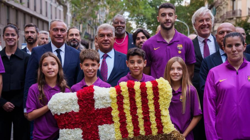 Marta Torrejón, Rafa Yuste, Joan Laporta, Joan García, Josep Cubells y otros representantes del Barça, en la ofrenda floral por la Diada Nacional de Catalunya