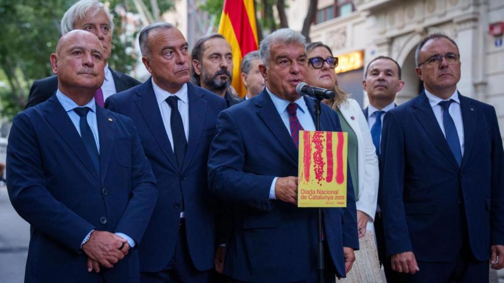Joan Laporta y miembros de la junta directiva del Barça, en la ofrenda floral por la Diada Nacional de Catalunya
