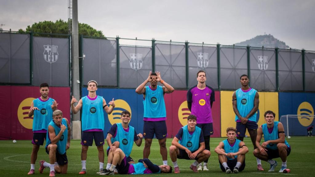 Los jugadores del Barça celebran una victoria en un partido de entrenamiento