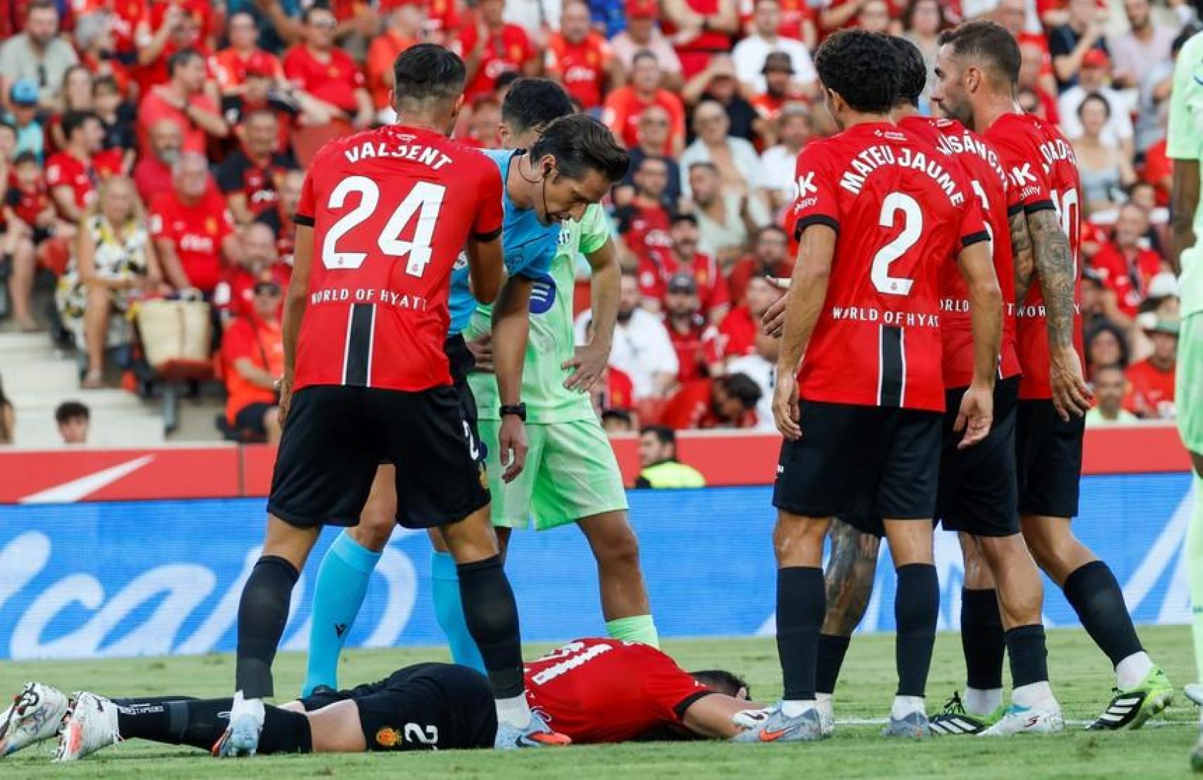 Antonio Raíllo, tumbado en el césped tras un balonazo en el Mallorca-Barça