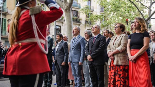 El alcalde de Barcelona, Jaume Collboni, durante la ofrenda en el monumento de Rafael Casanova