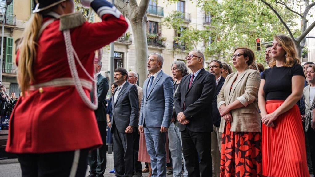 El alcalde de Barcelona, Jaume Collboni, durante la ofrenda en el monumento de Rafael Casanova
