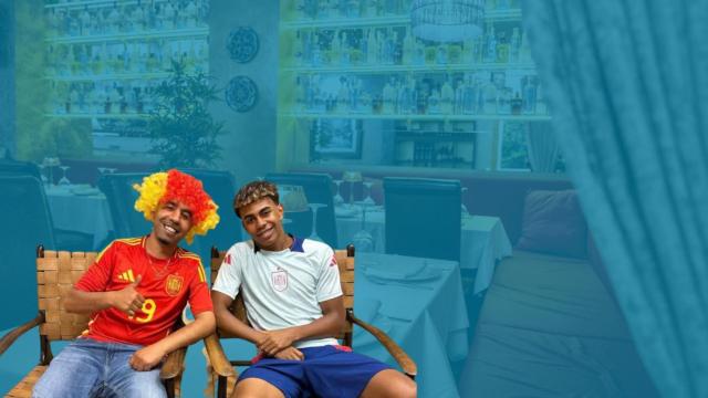 Un fotomontaje de Lamine Yamal y su padre sobre un fondo del restaurante Gaudim de Barcelona