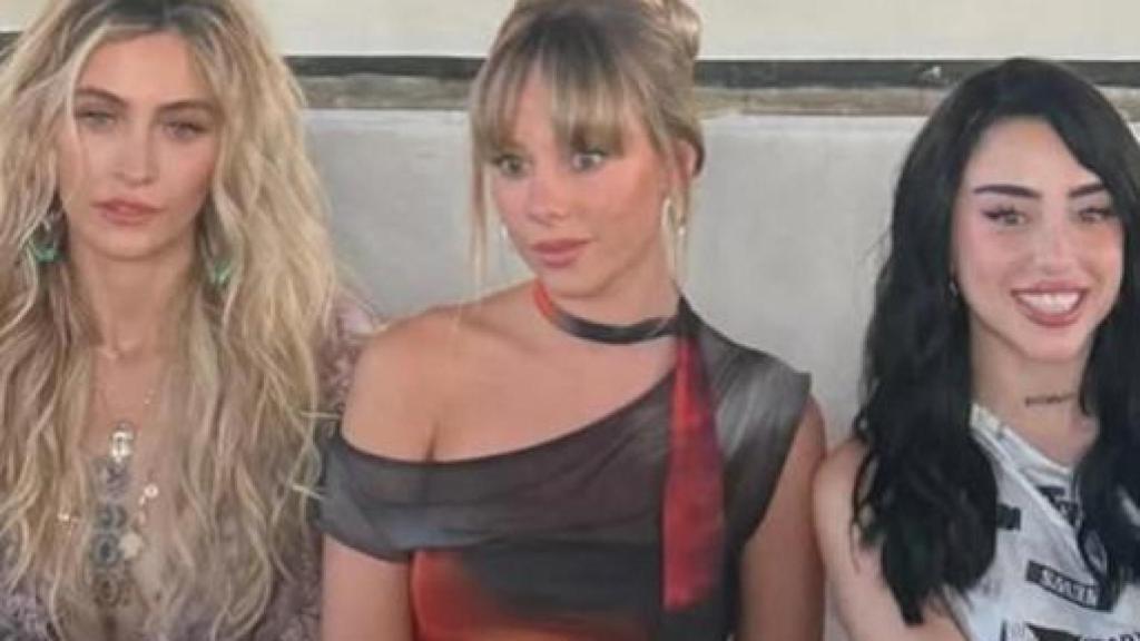 Imatge de la desfilada de Desigual de Paris Jackson, Esther Expósito i Nicki Nicole